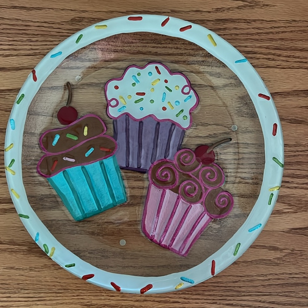 14 3/4” beautiful vibrant glass platter with 3 colorful cupcakes.